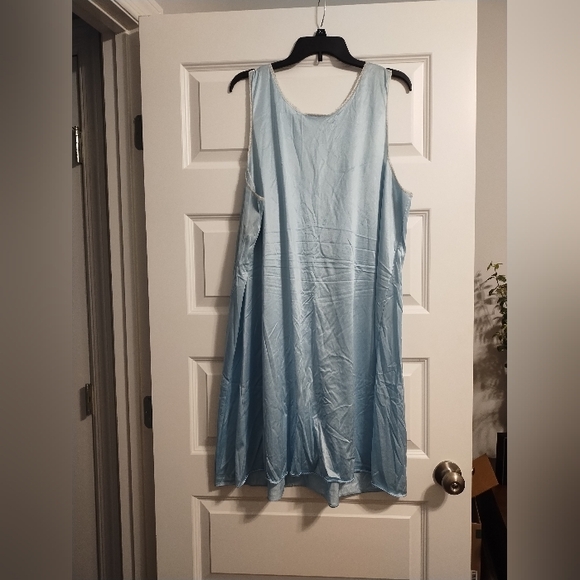 Elegant Blue Lace Trim Nightgown - Picture 4 of 10